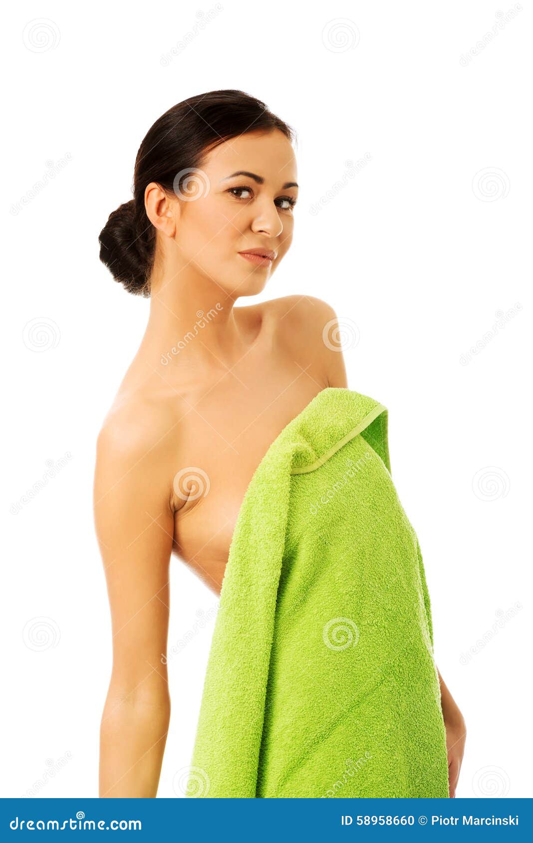 Обернутая полотенцем