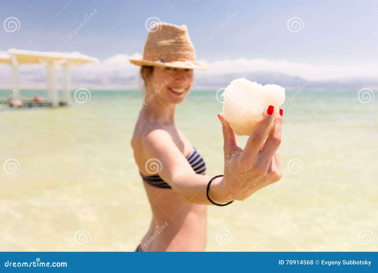 cisne Oportuno Abandono Mujer Feliz Joven Del Bikini Que Sostiene El Pedazo De La Sal, Mar Muerto,  Israel Foto de archivo - Imagen de vacaciones, feliz: 70914568
