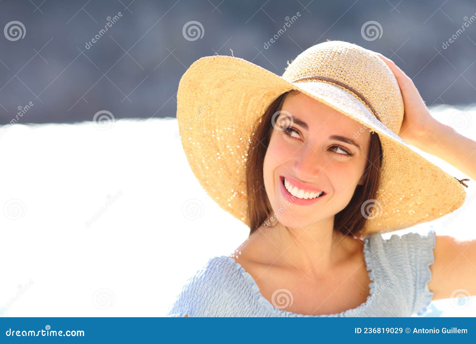Mujer Feliz Mirando De Lado a Playa Imagen de archivo - Imagen de sano, duda: 236819029
