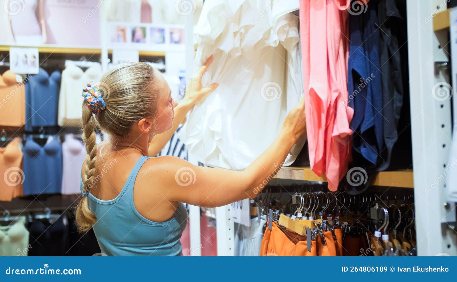 mujer comprando ropa. comprador mirando ropa en el interior de la