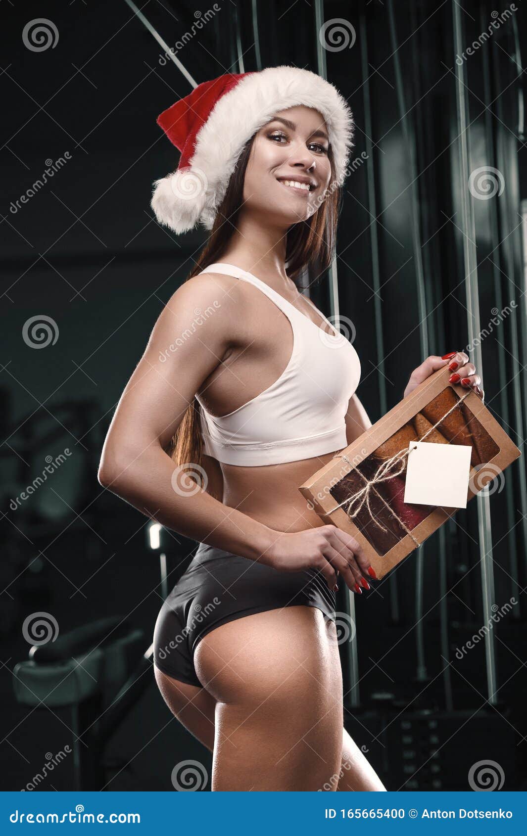 Mujer Fitness Disfrazada De Santa Claus En El Gimnasio Foto de archivo -  Imagen de navidad, brazos: 165665338