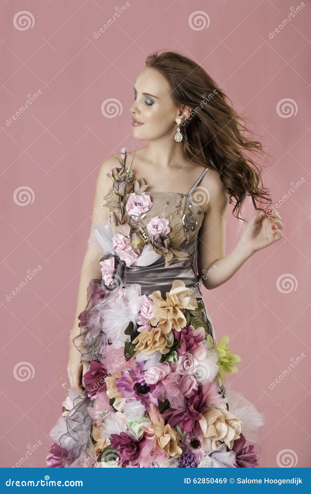 Mujer Floral De La Fantasía En Vestido De La Flor Imagen de archivo - Imagen de enrollamientos, 62850469