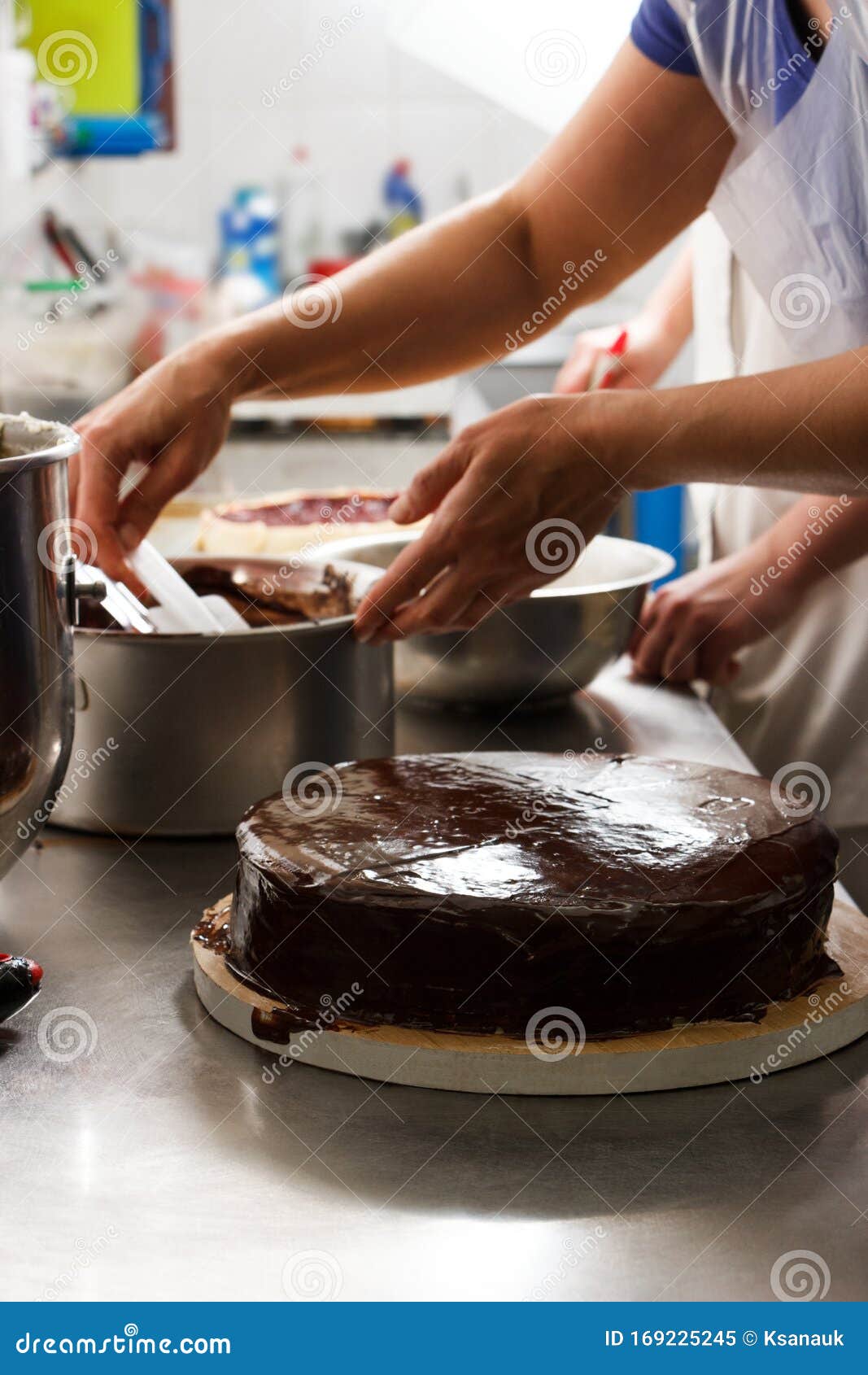 Mujer Frota Pastel De Chocolate Con Glaseado, Etapa Final De Cocción El  Proceso De Elaboración Del Pastel De Chocolate Imagen de archivo - Imagen  de cocina, handmade: 169225245