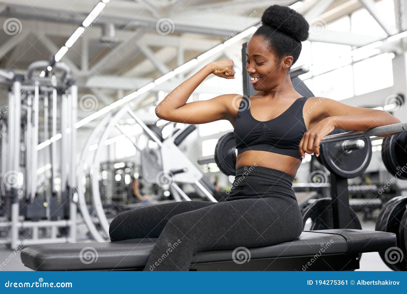 Mujer Fuerte Mostrar Brazo Músculos Sentados En El Gimnasio Imagen de  archivo - Imagen de ropa, contacto: 194275361