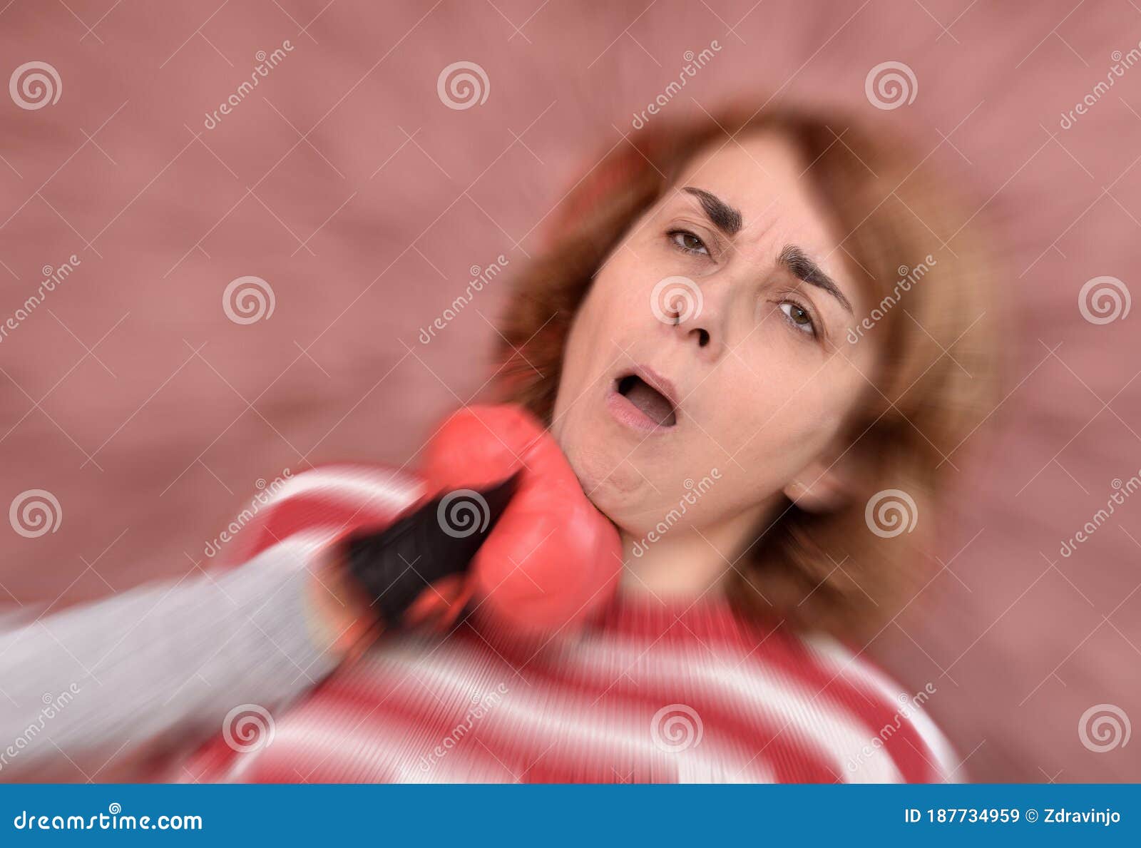 Mujer Golpeada En Su Cara Con Guante De Boxeo Rojo Imagen De Archivo Imagen De Golpes