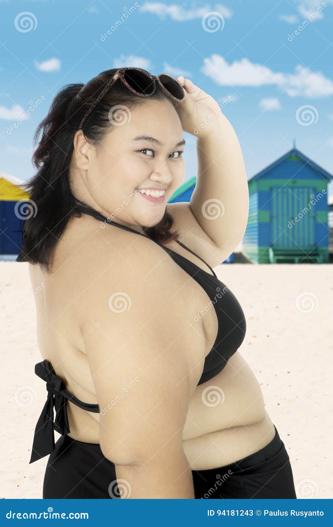 Agradecido Huracán Recepción Mujer Gorda Con El Bikini En La Playa Fotos de stock - Fotos libres de  regalías de Dreamstime