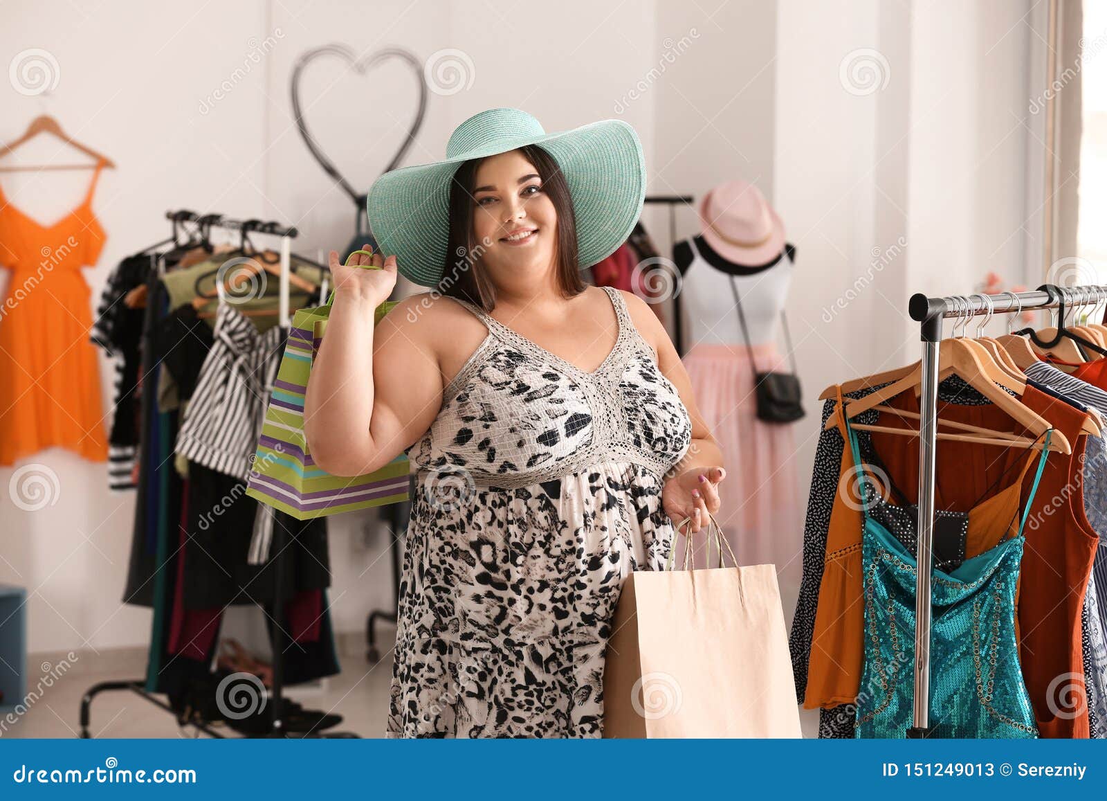 Mujer Gorda Con El Bolso De Compras En Tienda De Ropa Imagen de archivo -  Imagen de ropas, cuidado: 151249013