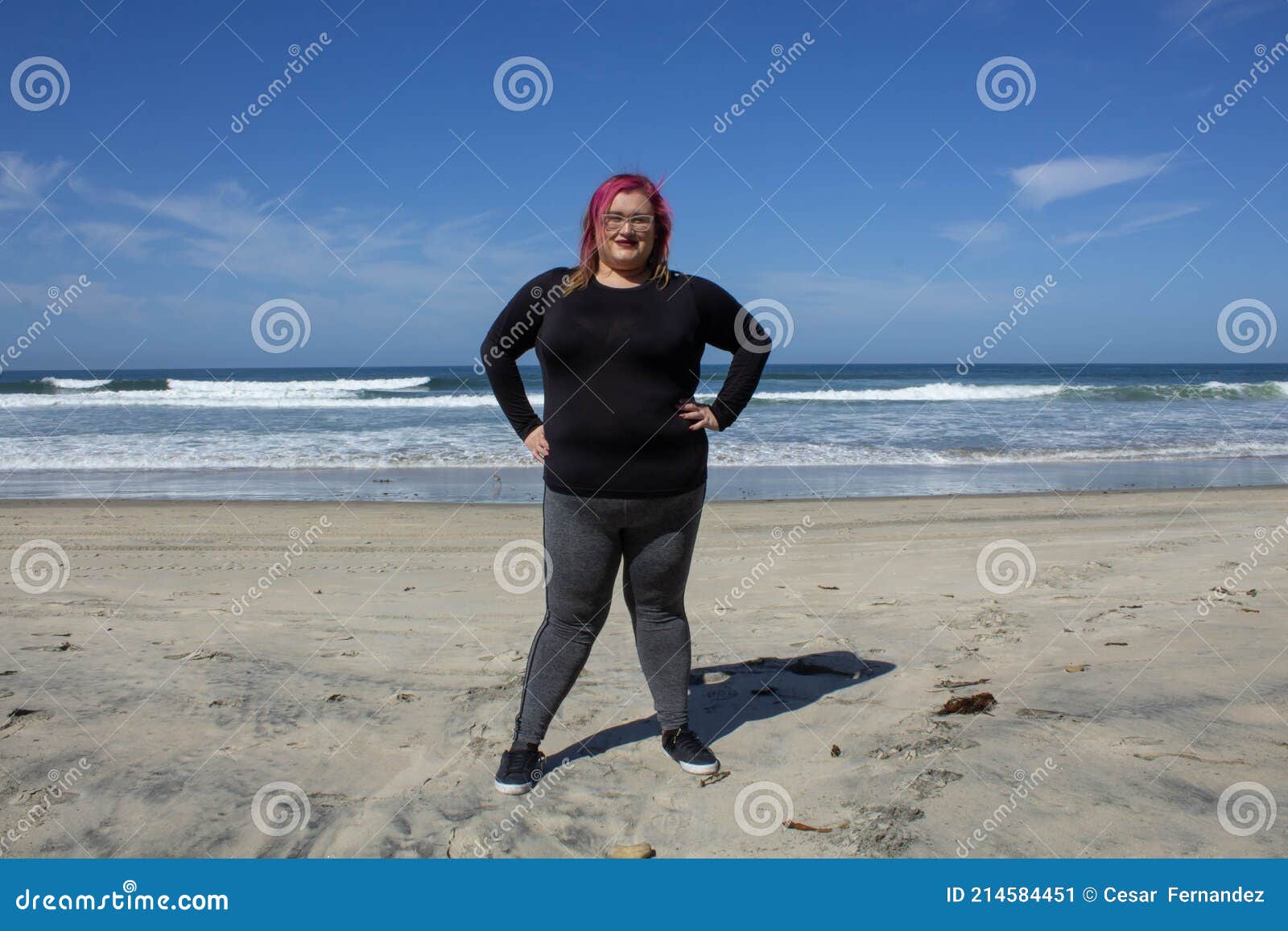 Mujer Gorda Con Ropa Deportiva Entrenando En La Playa Para Bajar De Peso  Saludable Imagen de archivo - Imagen de amor, corriendo: 214584451
