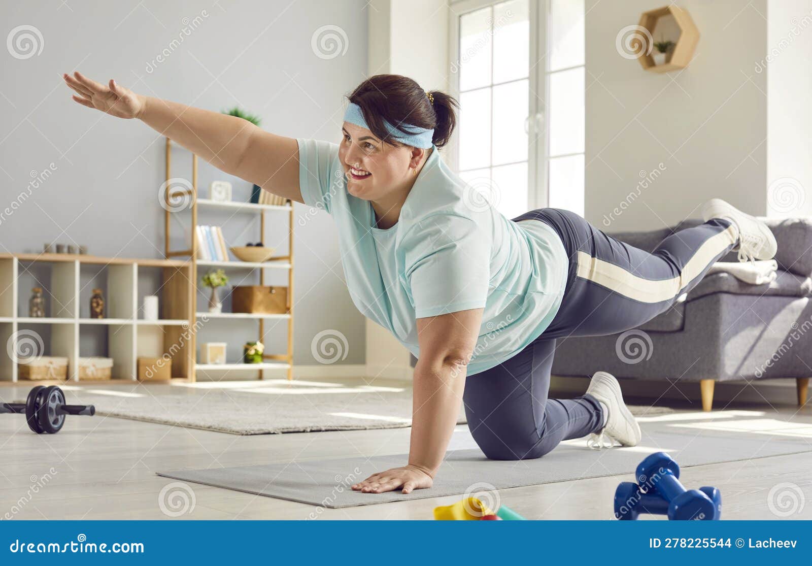 en el piso. mujer con ropa deportiva haciendo yoga en el interior