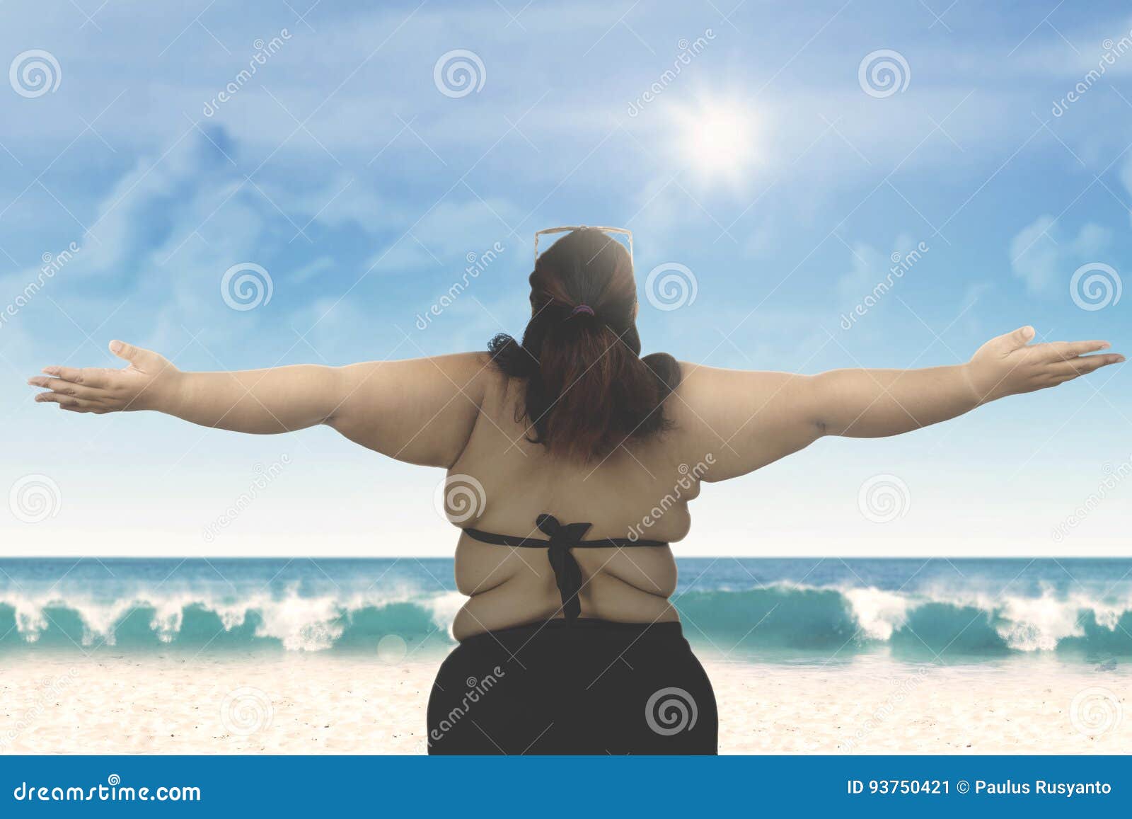Mujer Gorda En Traje De Baño Negro Imagen de archivo - de playa,