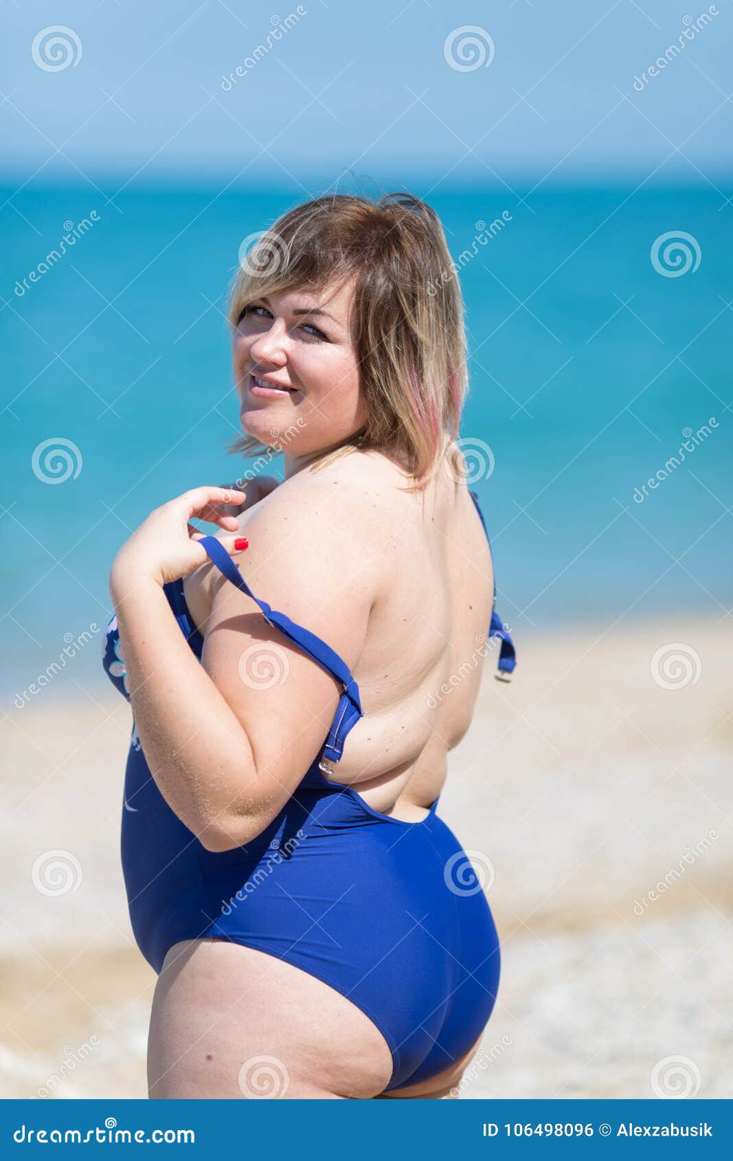 Mujer Gorda En Traje De Baño De Una Sola Pieza Azul En El Mar Foto de  archivo - Imagen de abierto, mirando: 106498096