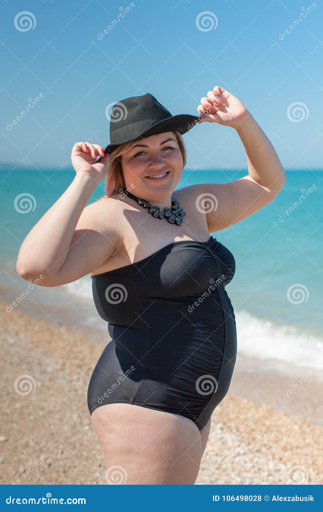Mujer Gorda En Traje De Baño Y Sombrero Negros En El Mar Foto de archivo -  Imagen de hembra, ocio: 106498028