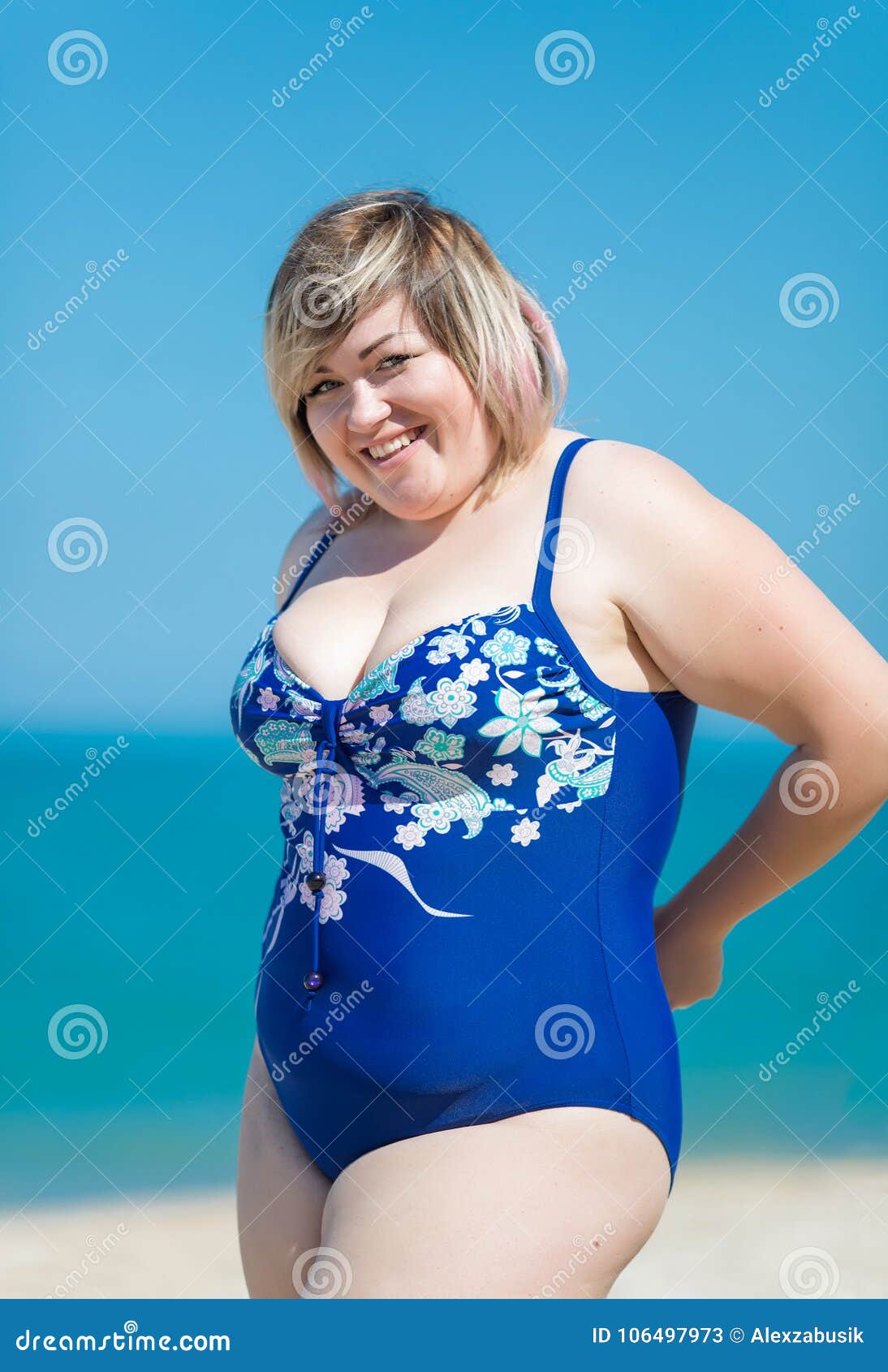 Mujer Gorda Que Ajusta Su Sonrisa De Una Sola Pieza Azul Del Traje De Baño  Imagen de archivo - Imagen de horizonte, moderno: 106497973
