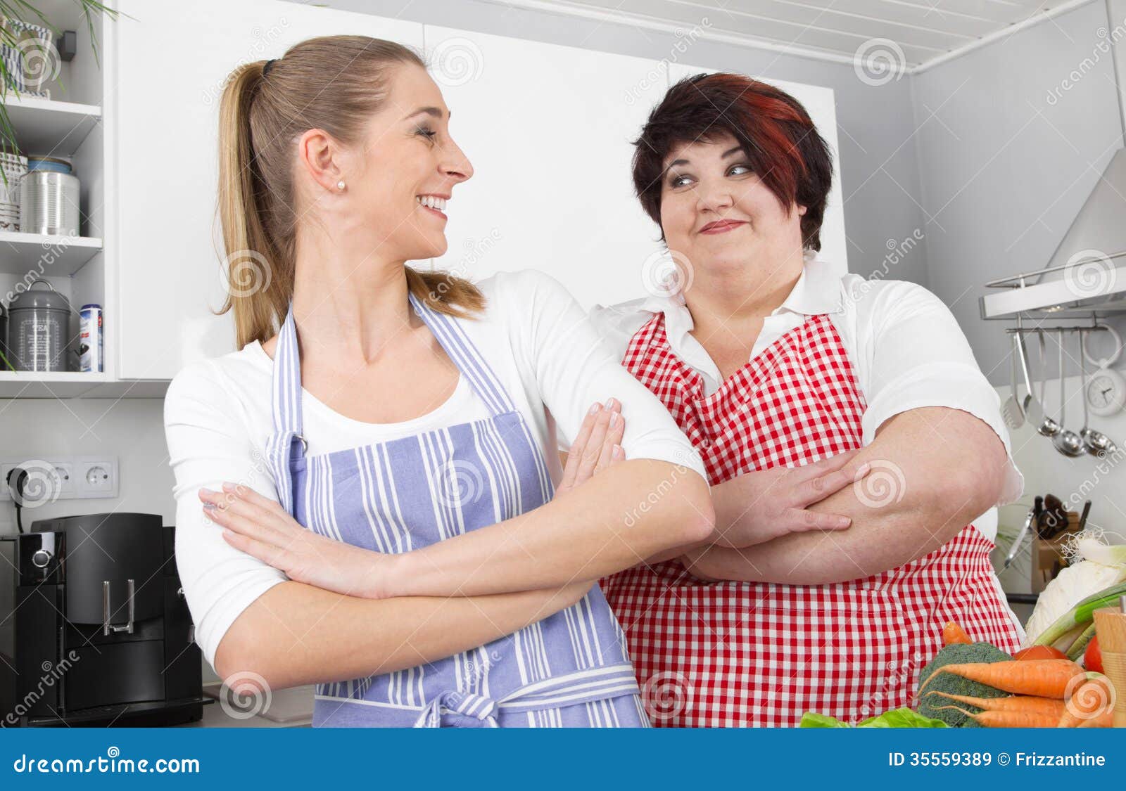 Mujer Gorda Y Gorda Que Presenta En La Cocina Imagen de archivo