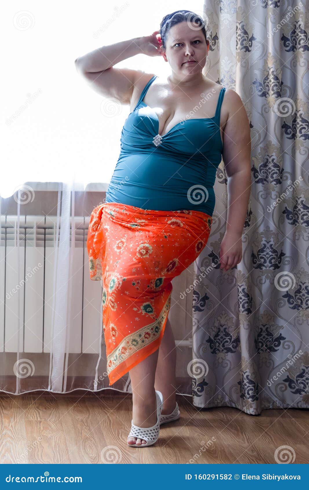 Mujer Gota Trajes De Baño Turquesa Y Pareo Naranja Foto de archivo - Imagen de gente, turquesa: 160291582