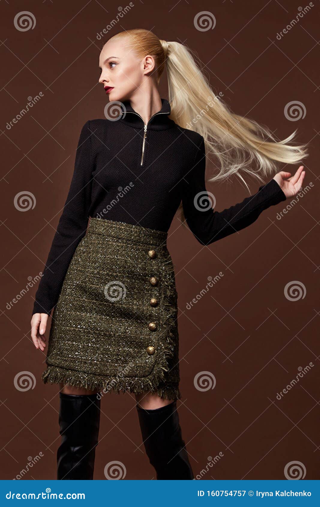 Mujer Guapa Sexy Falda Blusa Disfraz Casual Colección De Ropa Catálogo Larga Pelo Rubio Modelo De Fiesta De La Pose Imagen de archivo - Imagen de pelo, forma: 160754757