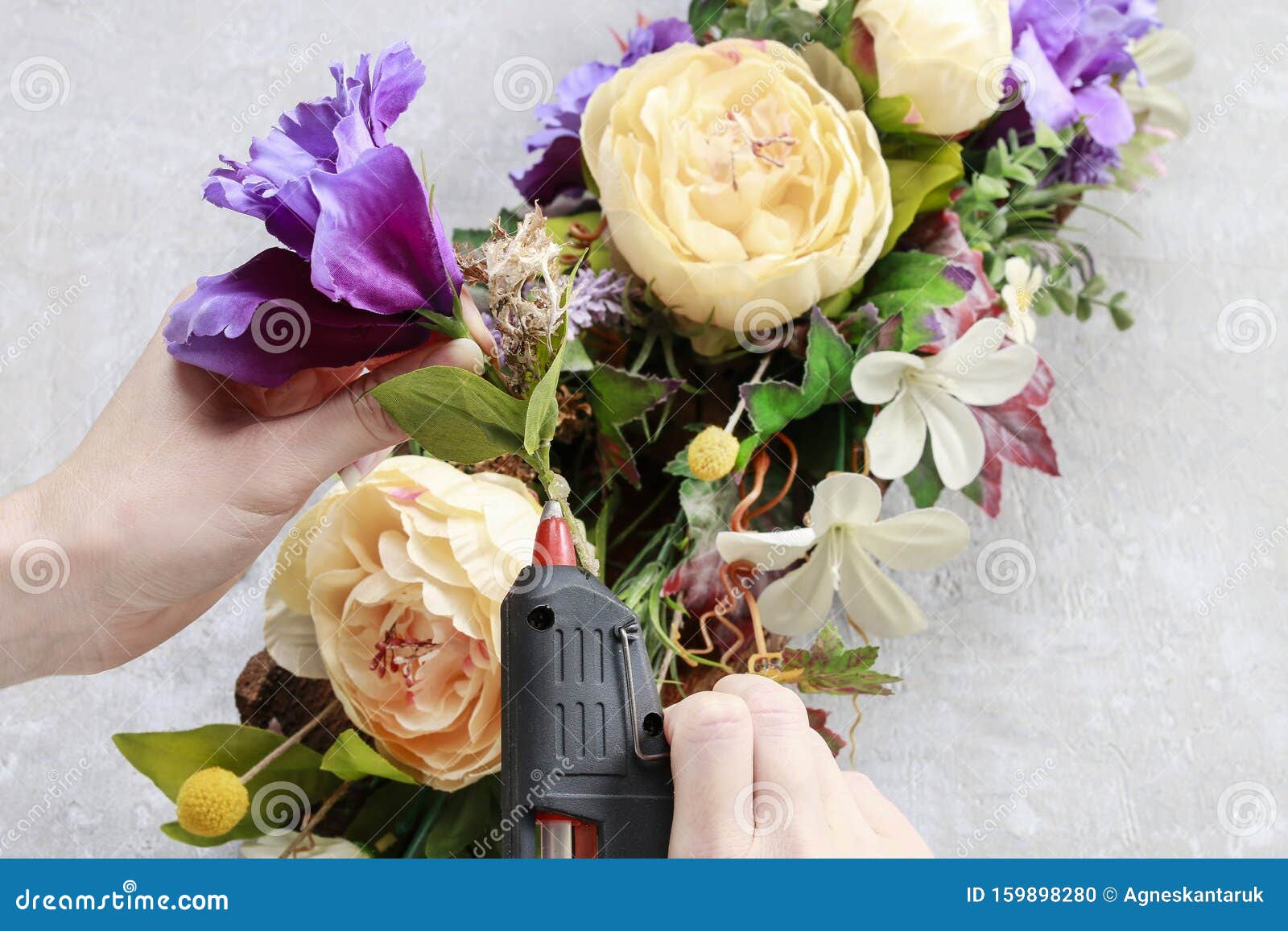 Mujer Haciendo Arreglos Florales De Mesa Con Flores Artificiales Foto de  archivo - Imagen de flor, preceptoral: 159898280