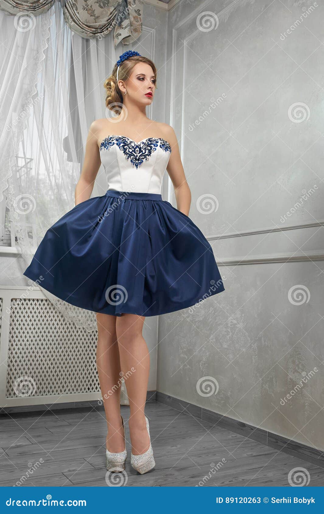 Mujer Hermosa, Bonita Joven En El Vestido Azul-y-blanco Corto, Ha Imagen de  archivo - Imagen de sitio, feminidad: 89120263