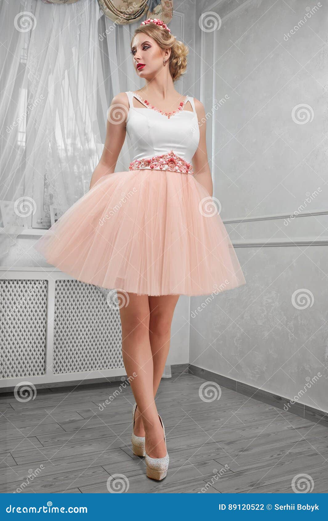 Mujer Hermosa, Bonita Joven En Vestido Corto Rosa Claro Con Rojo Foto de archivo - Imagen de lujo, talones: 89120522 Mujer Hermosa, Bonita Joven En Vestido Corto Rosa Claro Con Rojo Foto de archivo - Imagen de lujo, talones: 89120522