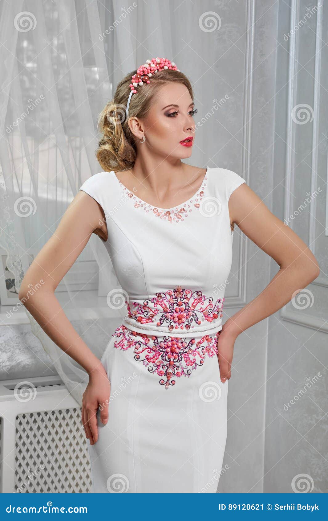 Mujer Hermosa, Bonita Joven, Muchacha En Vestido Blanco Largo Con Rojo Imagen de archivo - Imagen de sensualidad, blanco: 89120621 Mujer Hermosa, Bonita Joven, Muchacha En Vestido Blanco Largo Con Rojo Imagen de archivo - Imagen de sensualidad, blanco: 89120621