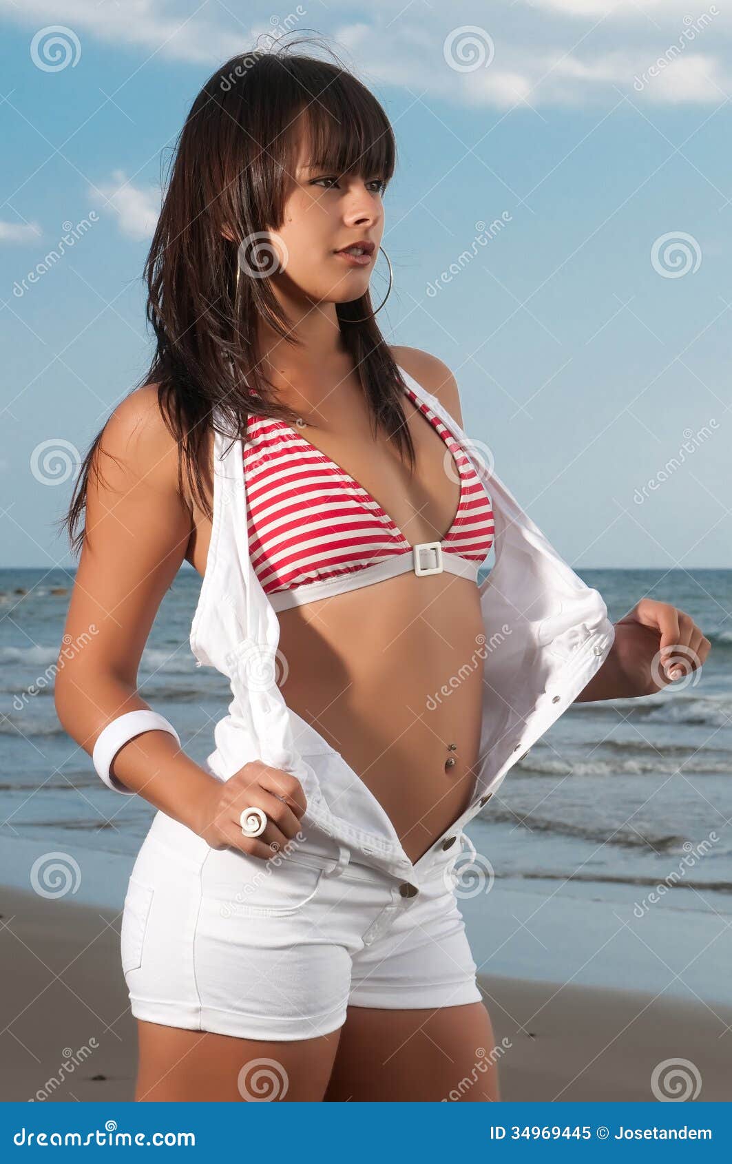 Mujer Hermosa Con El Bikini Y Cortocircuito En La Playa Imagen de archivo Imagen de sensual, hermoso: 34969445