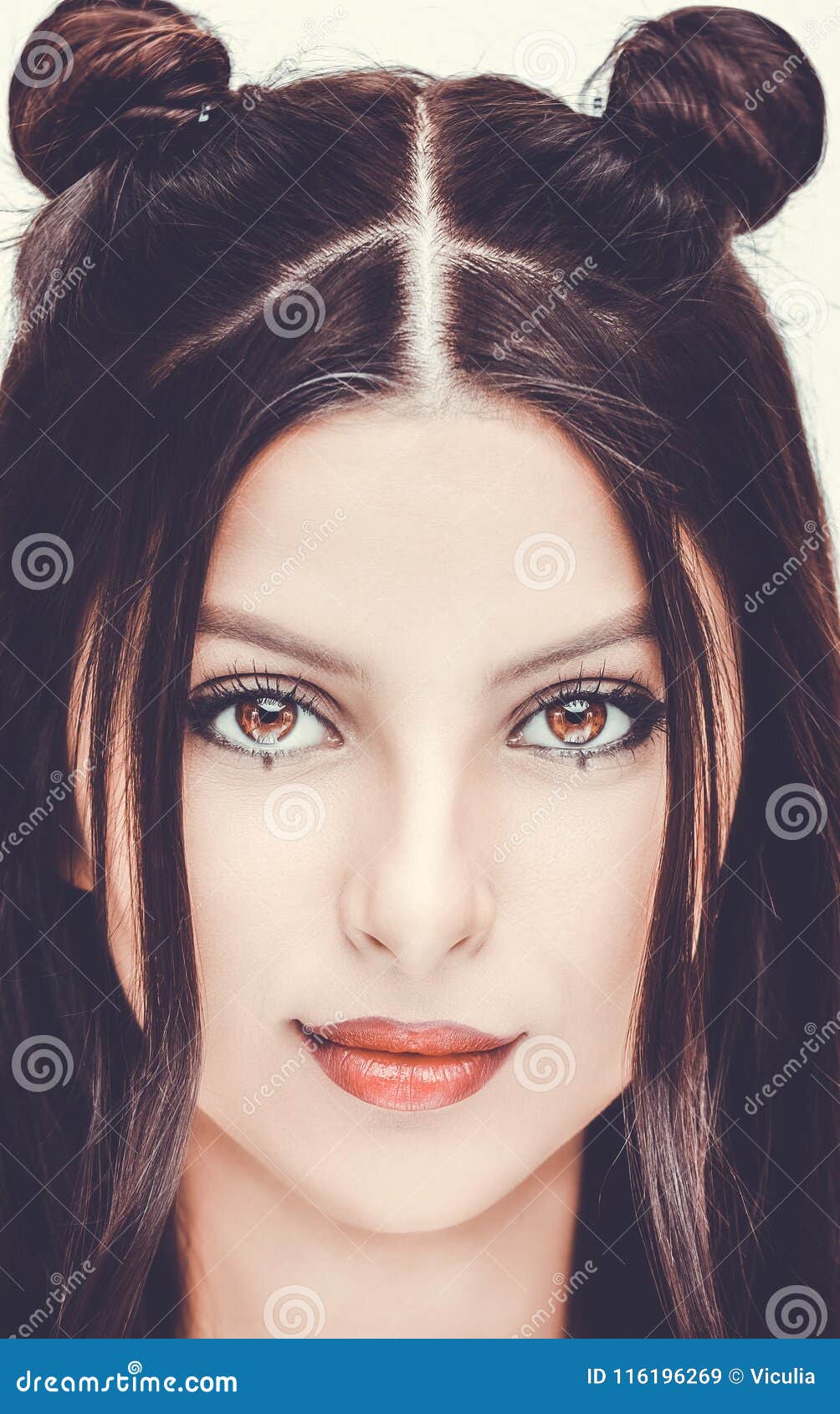 Mujer Hermosa Con El Peinado Brillante Del Maquillaje Con Los Cuernos En Un  Fondo Blanco Imagen de archivo - Imagen de gente, color: 116196269