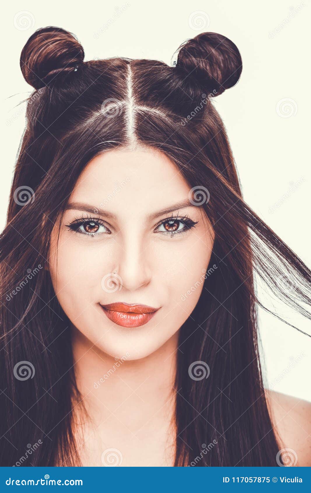 Mujer Hermosa Con El Peinado Brillante Del Maquillaje Con Los Cuernos En Un  Fondo Blanco Imagen de archivo - Imagen de ojos, manera: 117057875