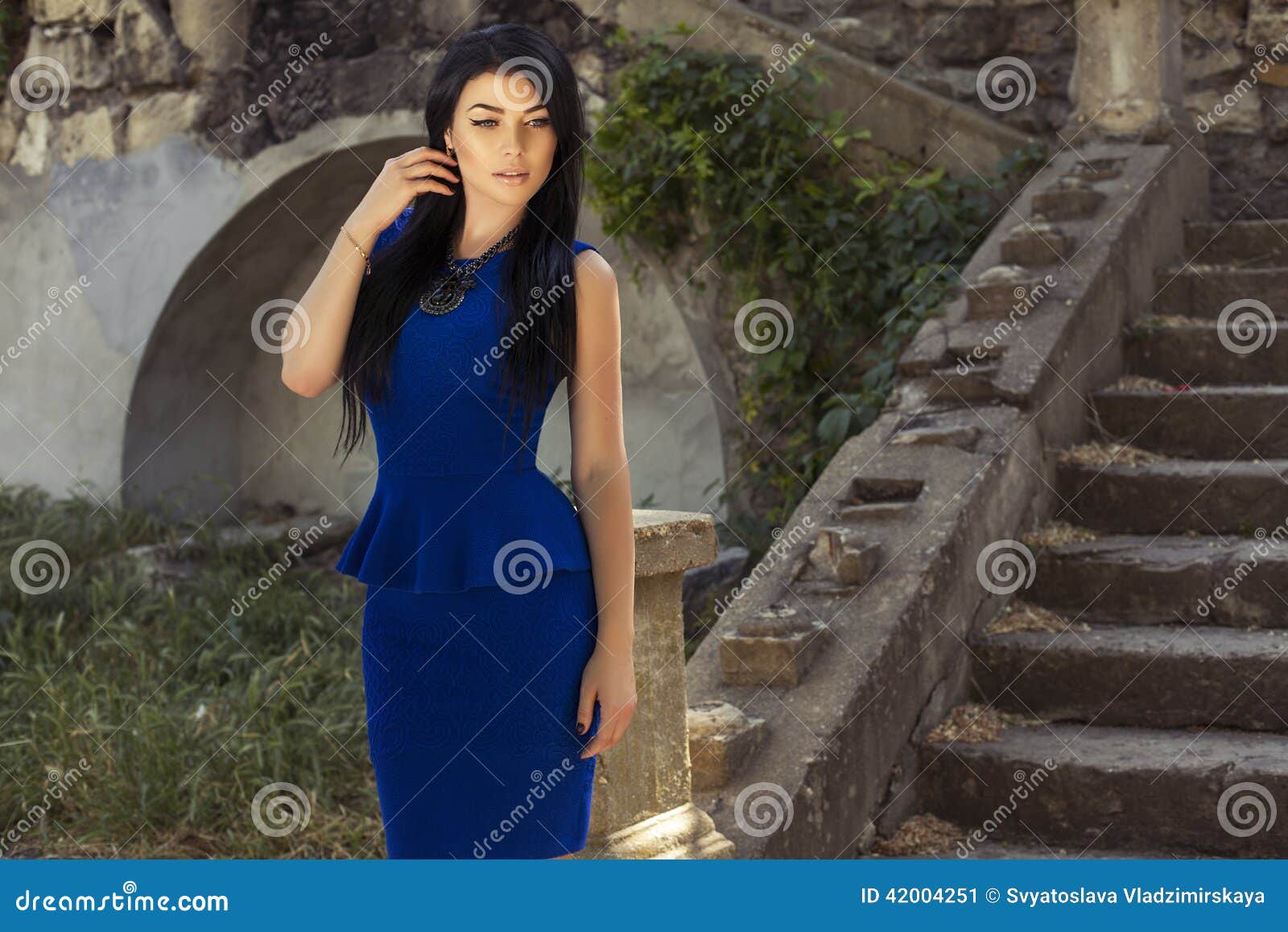 Mujer Hermosa Con El Pelo Oscuro En Vestido Azul Imagen de archivo - Imagen  de blanco, accesorio: 42004251