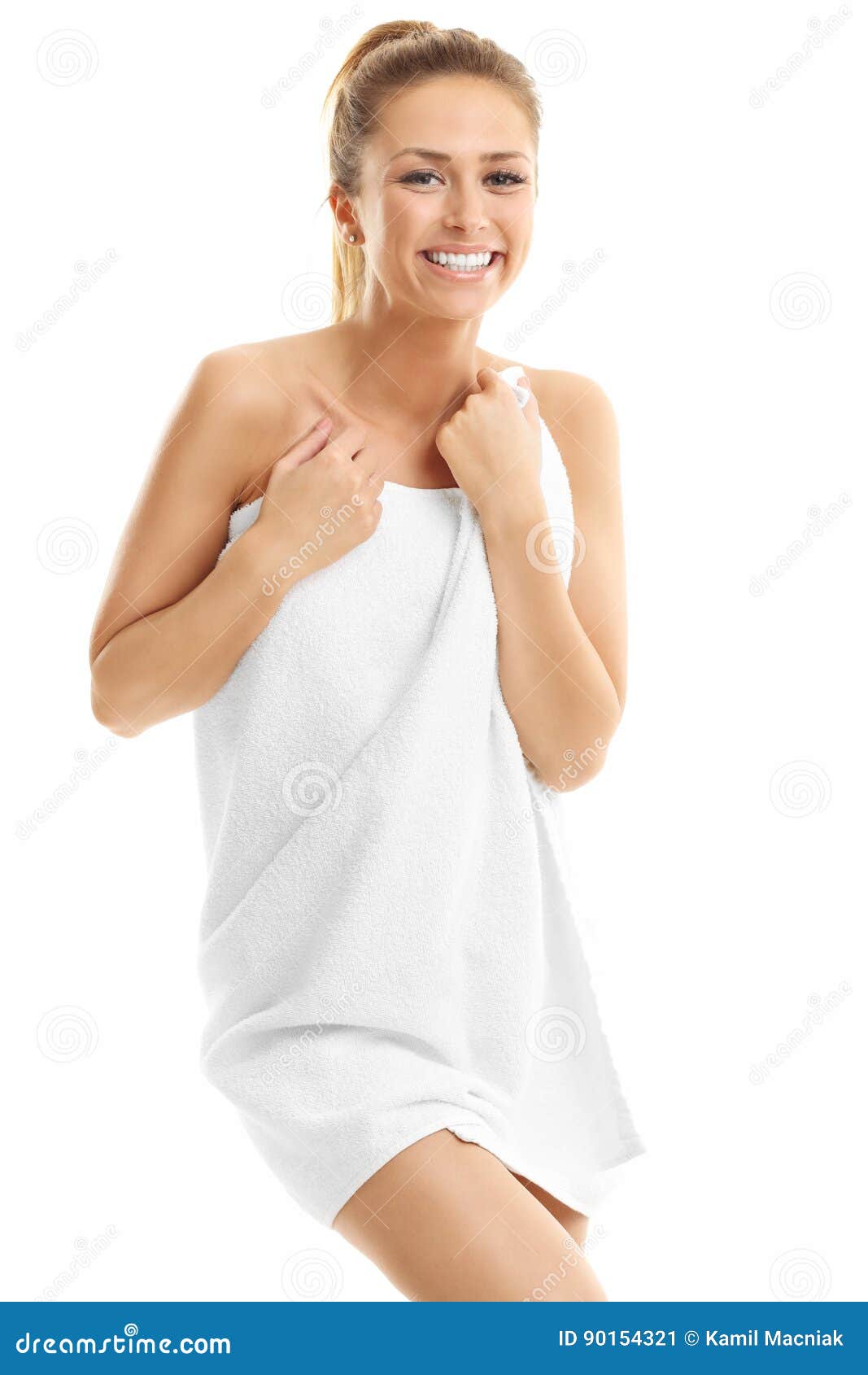 Упало полотенце перед. Девушка в полотенце. Женщина под полотенцем. Женщина без полотенца. Девушка с полотенцем на плече.