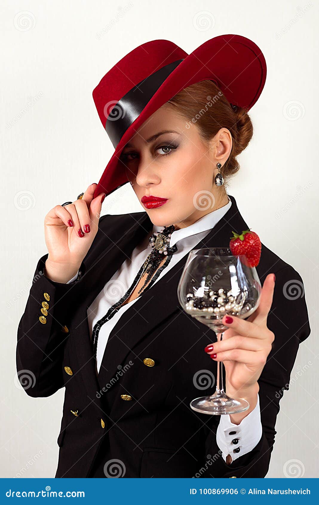 Mujer Estricta Atractiva Con Los Labios Y Las Hombreras Rojos Imagen de  archivo - Imagen de hembra, fashionable: 31369629