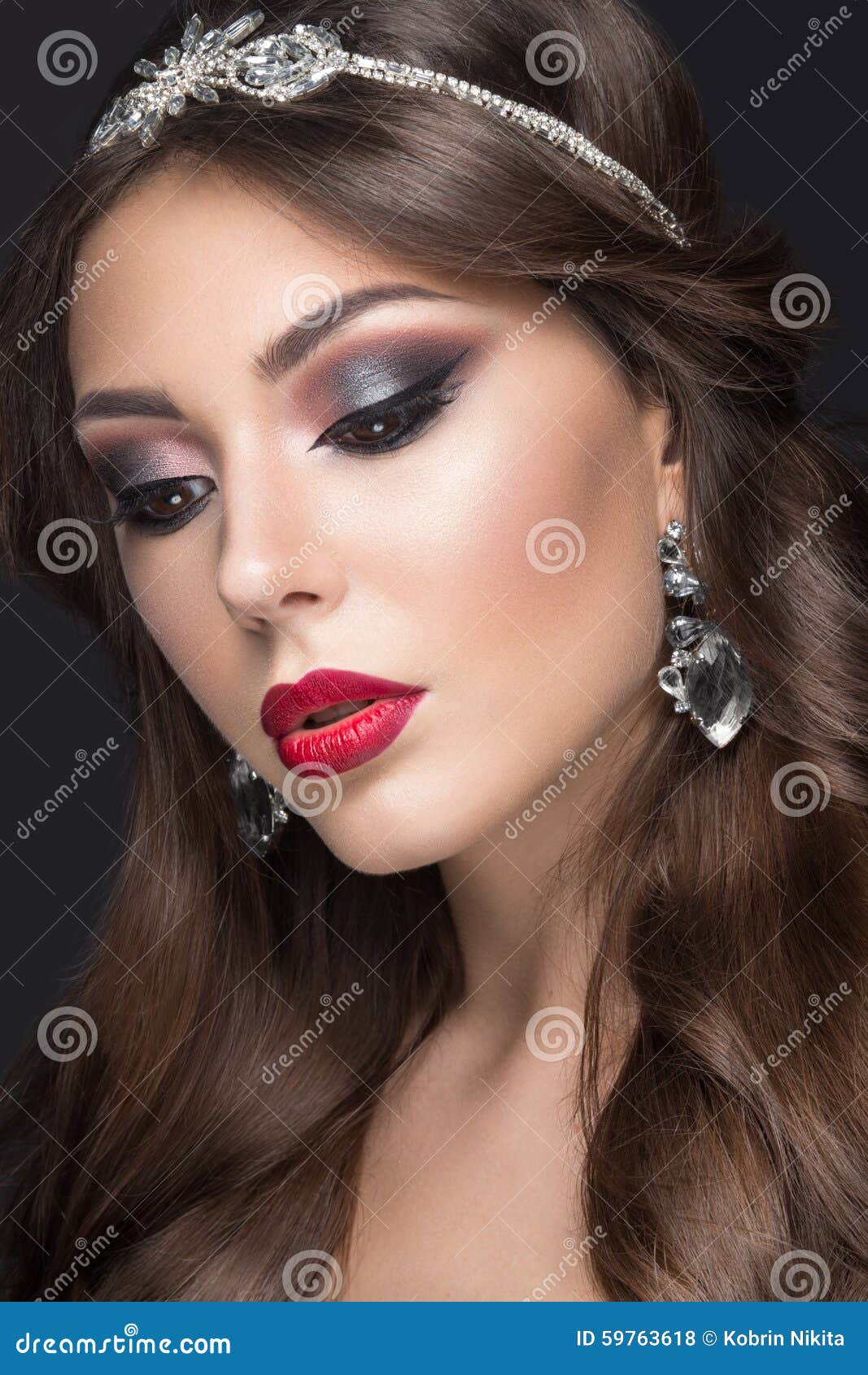 Mujer Hermosa Con Maquillaje árabe, Labios Rojos Y Foto de archivo - Imagen  de tarde, adulto: 59763618