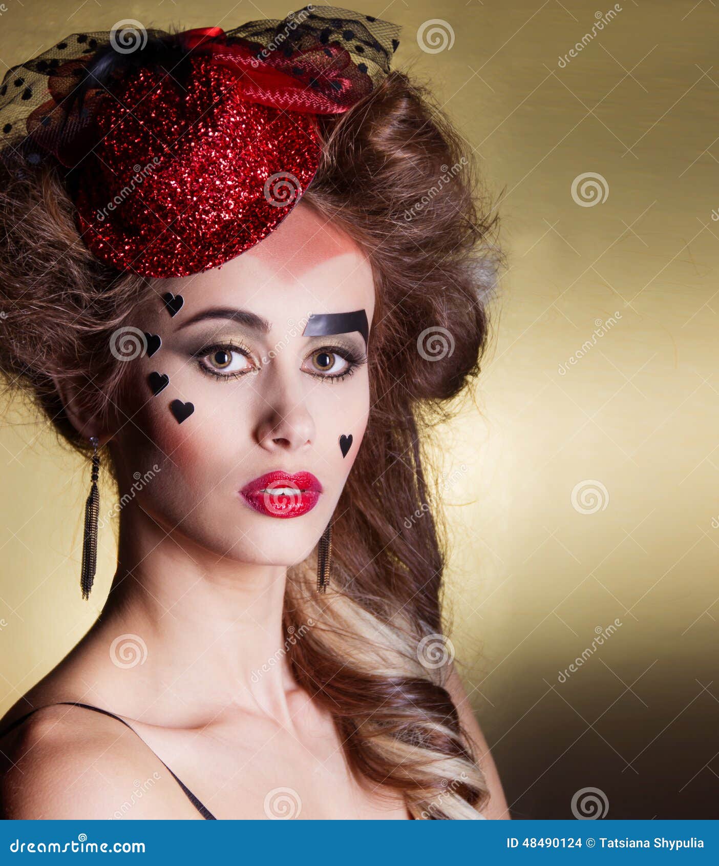 Mujer Hermosa Con Maquillaje Hermoso Peinado En Un Pequeño Rojo Con Los Labios Grandes Con Los Corazones En El Día De Foto de Imagen de poco, felicidad: 48490124