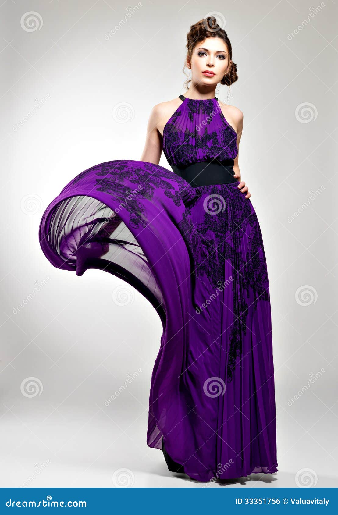 Sustancialmente Macadán miembro Mujer Hermosa De La Moda En El Vestido Largo Violeta Foto de archivo -  Imagen de cara, pelo: 33351756