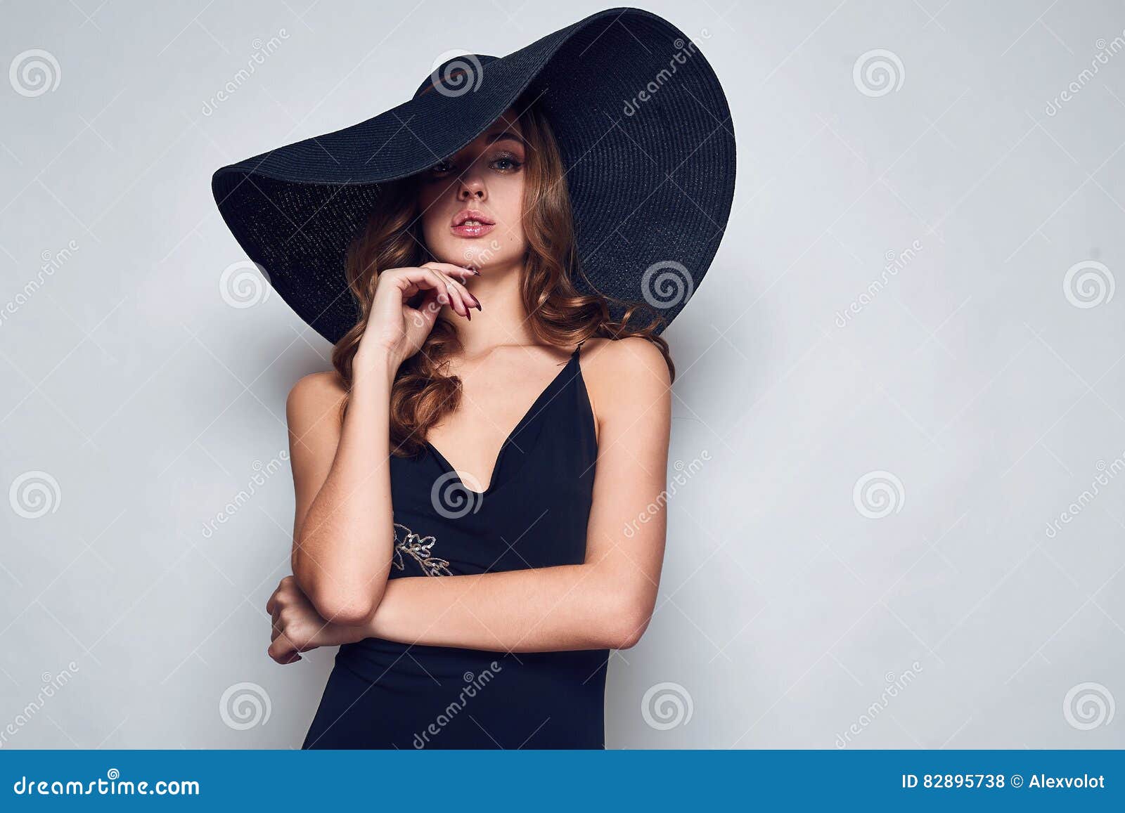 Colectivo fertilizante . Mujer Hermosa Elegante En Un Vestido Y Un Sombrero Negros Foto de archivo -  Imagen de atractivo, lindo: 82895738