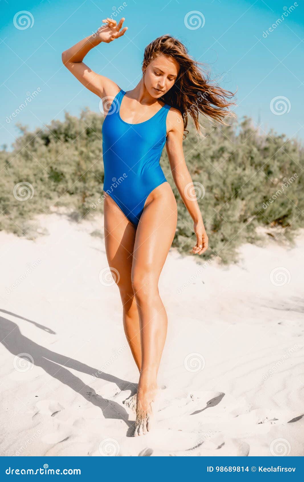 Mujer Hermosa En Bikini Azul En La Playa Tropical De La Arena Foto de archivo - de recurso, asoleado: 98689814