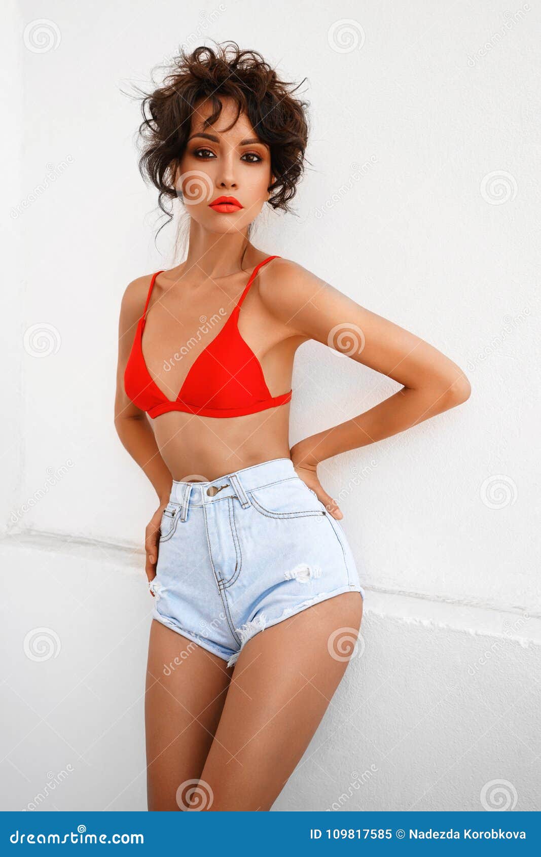 Mujer Hermosa En Bikini Y Pantalones Cortos Imagen de archivo - Imagen de exterior, enrollamientos: 109817585