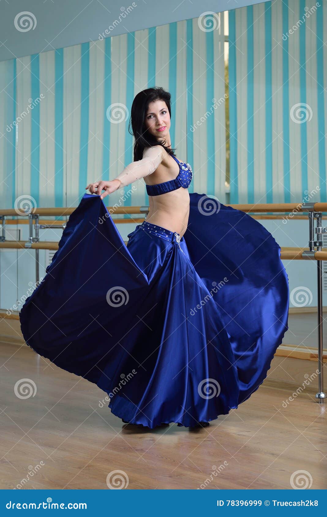 Mujer Hermosa En El Baile árabe Del Traje En Danza Del Movimiento, De Oriental O De Vientre Imagen de archivo Imagen de arte, retrato: 78396999