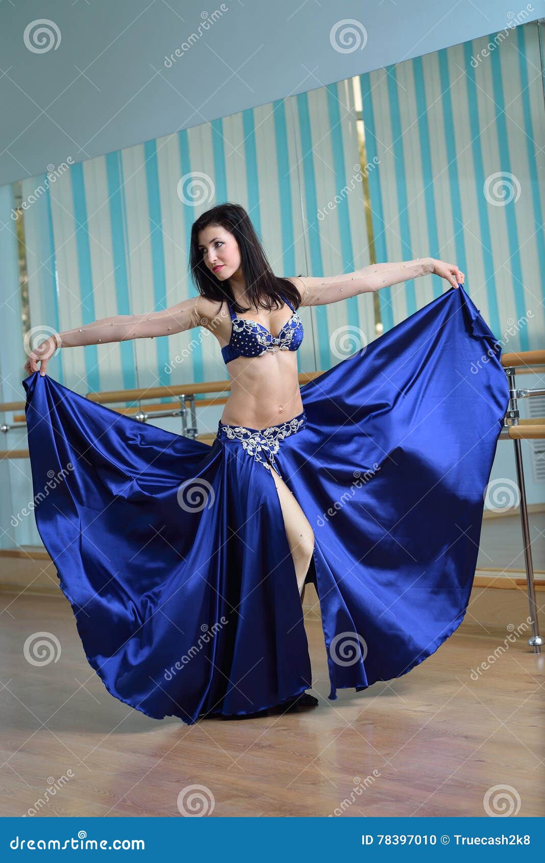 Mujer Hermosa En El Baile árabe Del Traje En Danza Del Movimiento, De Oriental O Vientre Foto - Imagen de grupo, hembra: 78397010