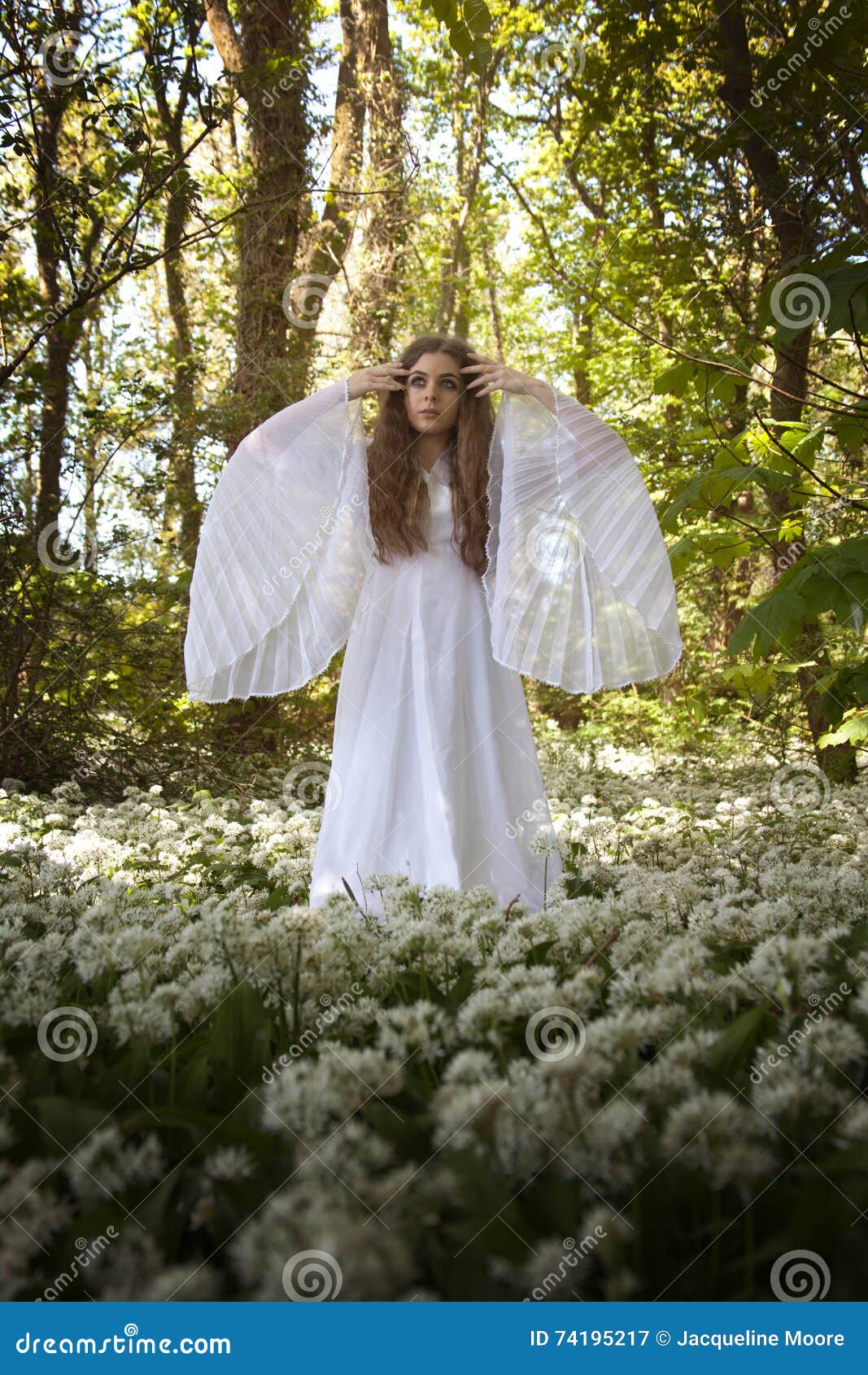Mujer Hermosa En El Vestido Blanco Largo Que Se Coloca En Un Bosque En Imagen archivo - Imagen de novia: 74195217