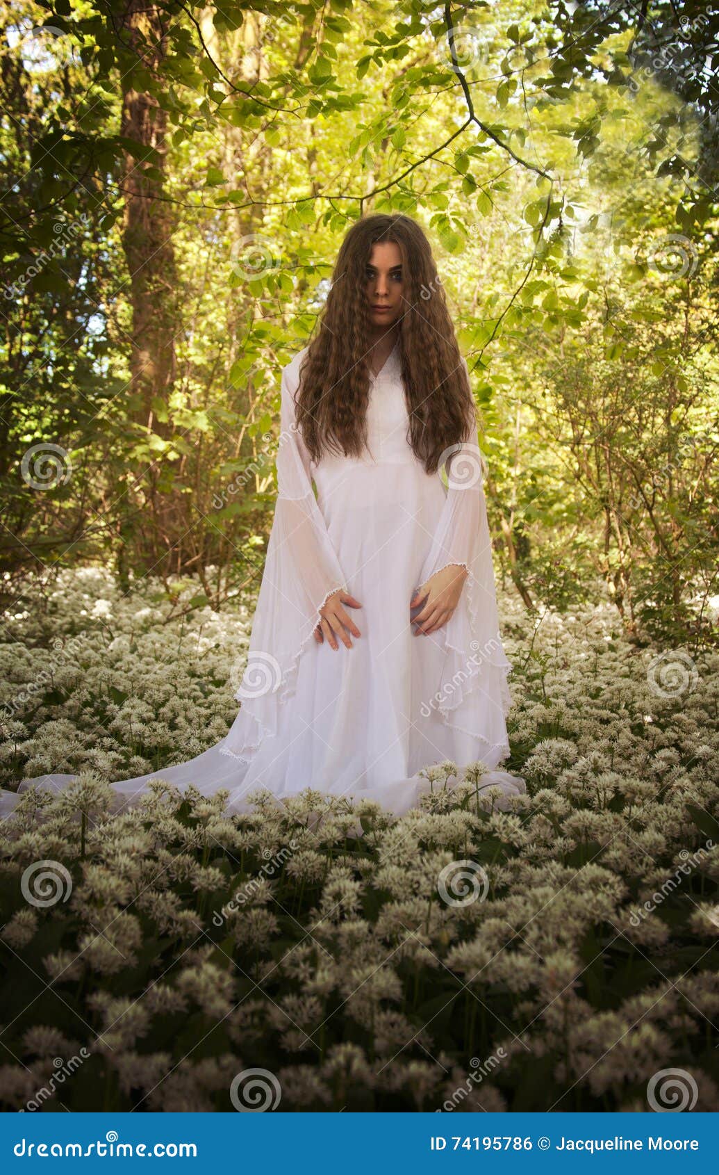 Mujer Hermosa En El Vestido Blanco Largo Que Se Coloca En Un Bosque En Un Ca Foto de archivo - Imagen de encanto: 74195786