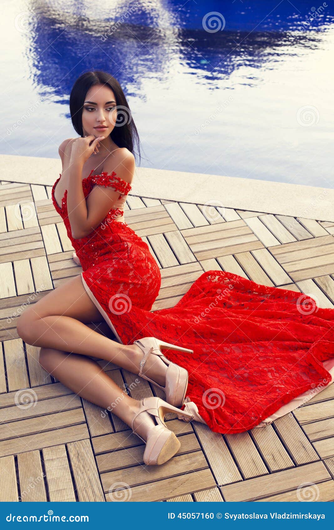 Mujer Hermosa En El Vestido Lujoso Que Presenta Al Lado De Una Piscina Foto  de archivo - Imagen de lujo, verano: 45057160