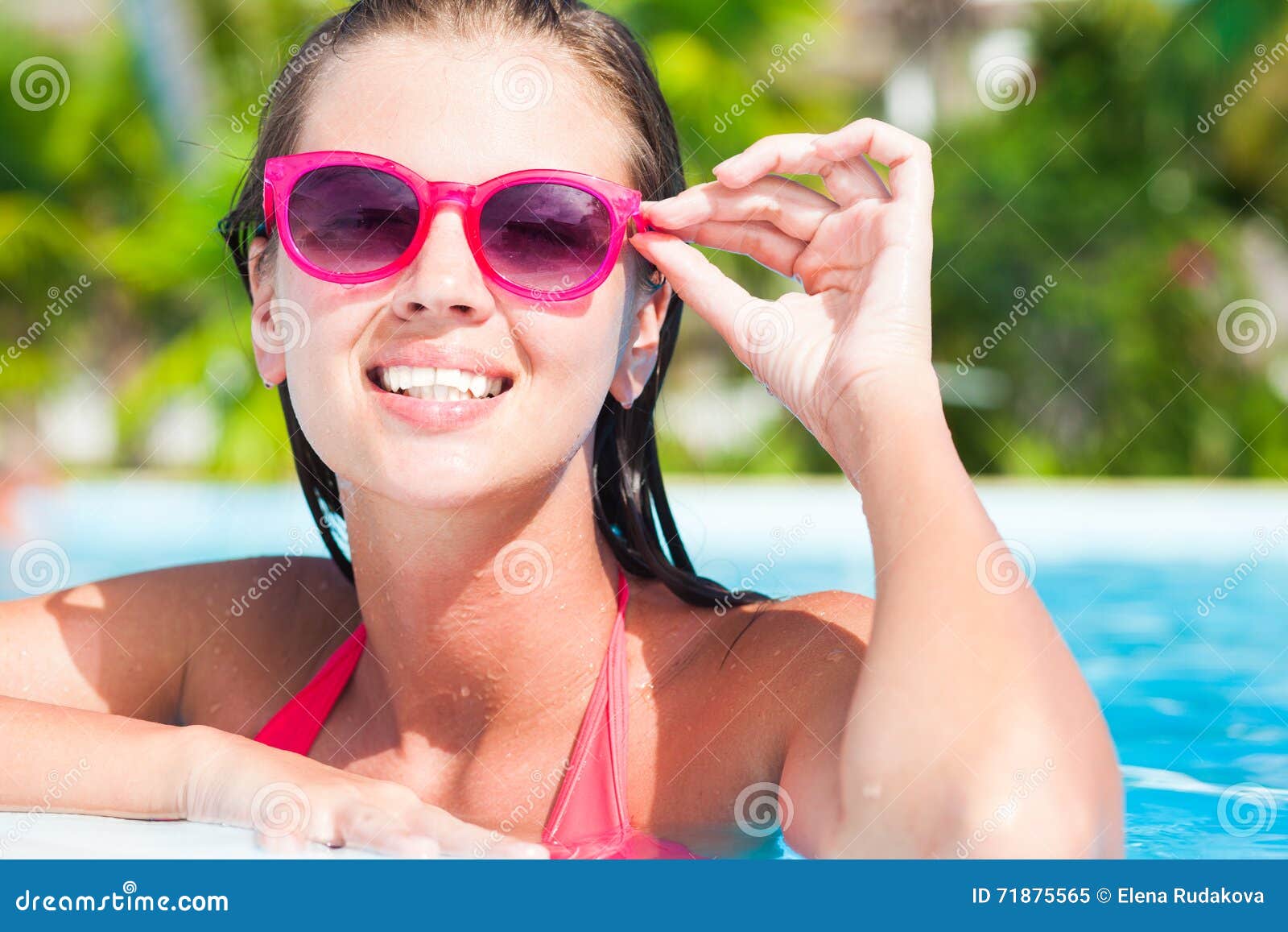 Mujer Hermosa En Gafas De Sol En La Piscina Imagen de archivo - Imagen de  feliz, coco: 71875565