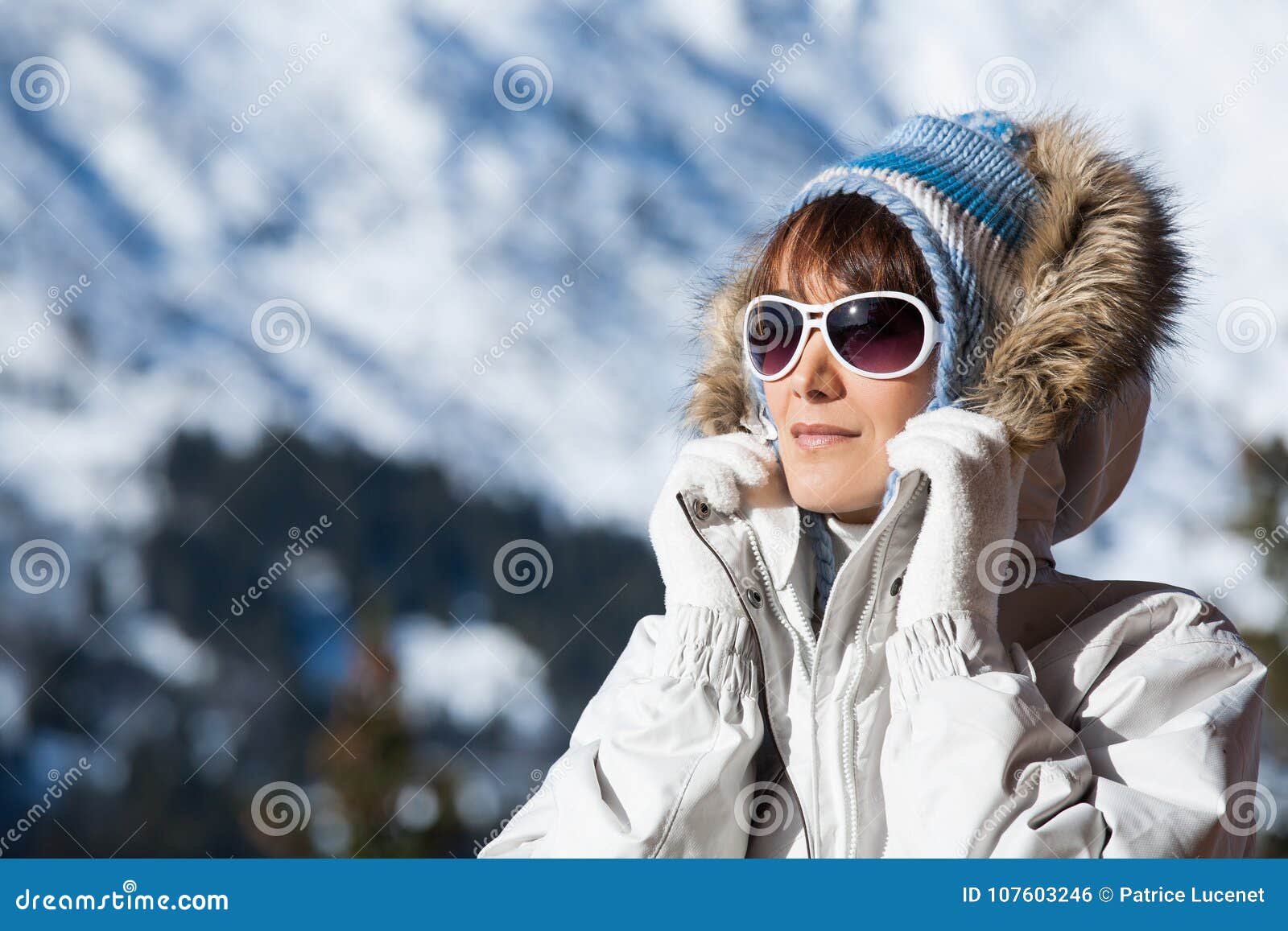 Mujer joven con gafas de sol y una copa de vino llena de nieve