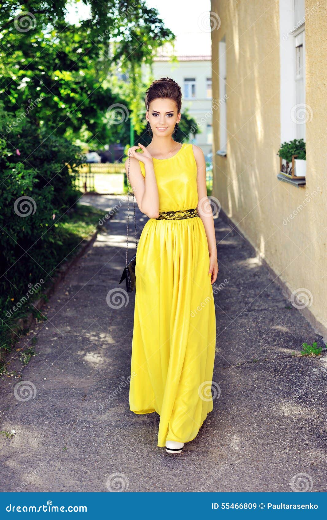 Mujer En Presentación En Vestido De Fiesta Amarillo Largo Imagen de archivo - Imagen de manera, muchacha: