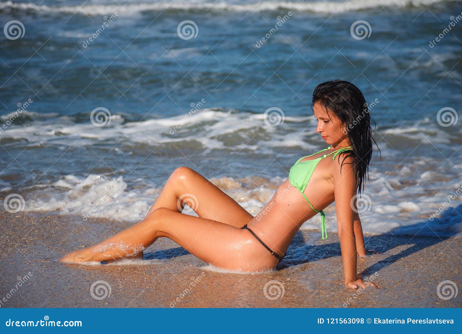 Mujer Hermosa En Un Traje De Baño En El Concepto La Relajación De La Playa Foto de archivo - Imagen de gente, bikini: 121563098