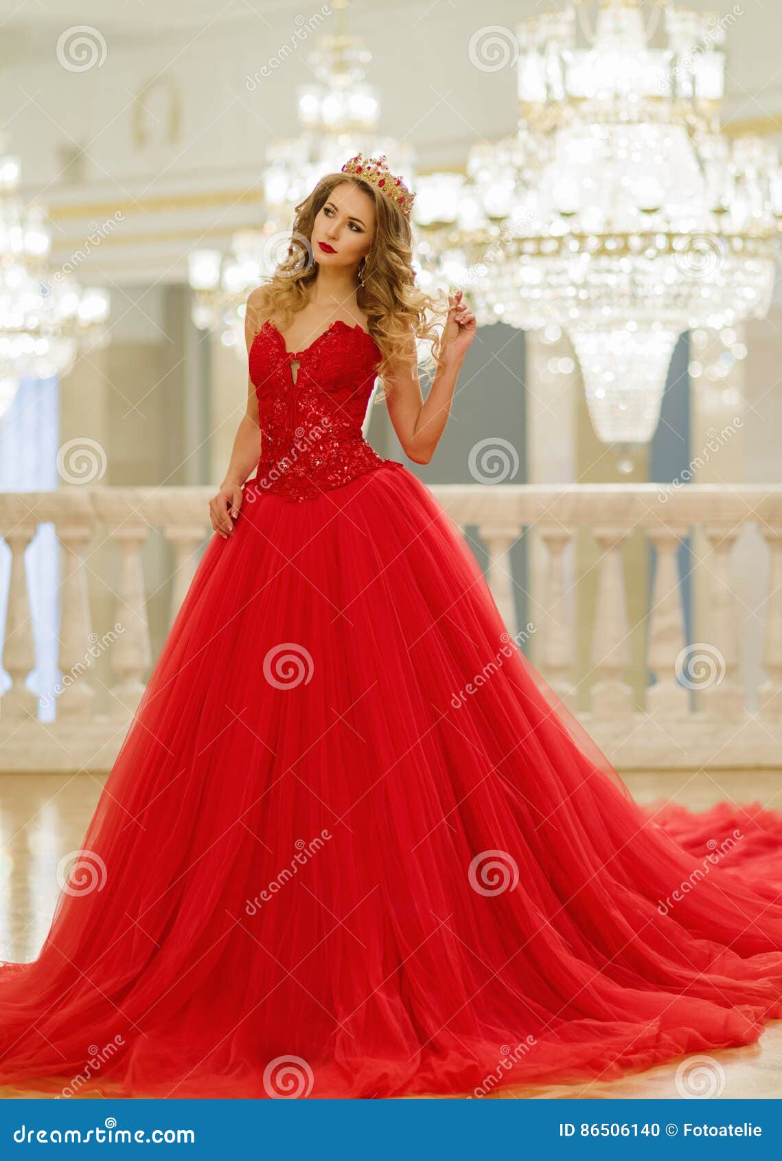 Mujer Hermosa En Un Vestido Largo Rojo Y Una Corona Oro GR de archivo - Imagen de reina, atractivo: 86506140