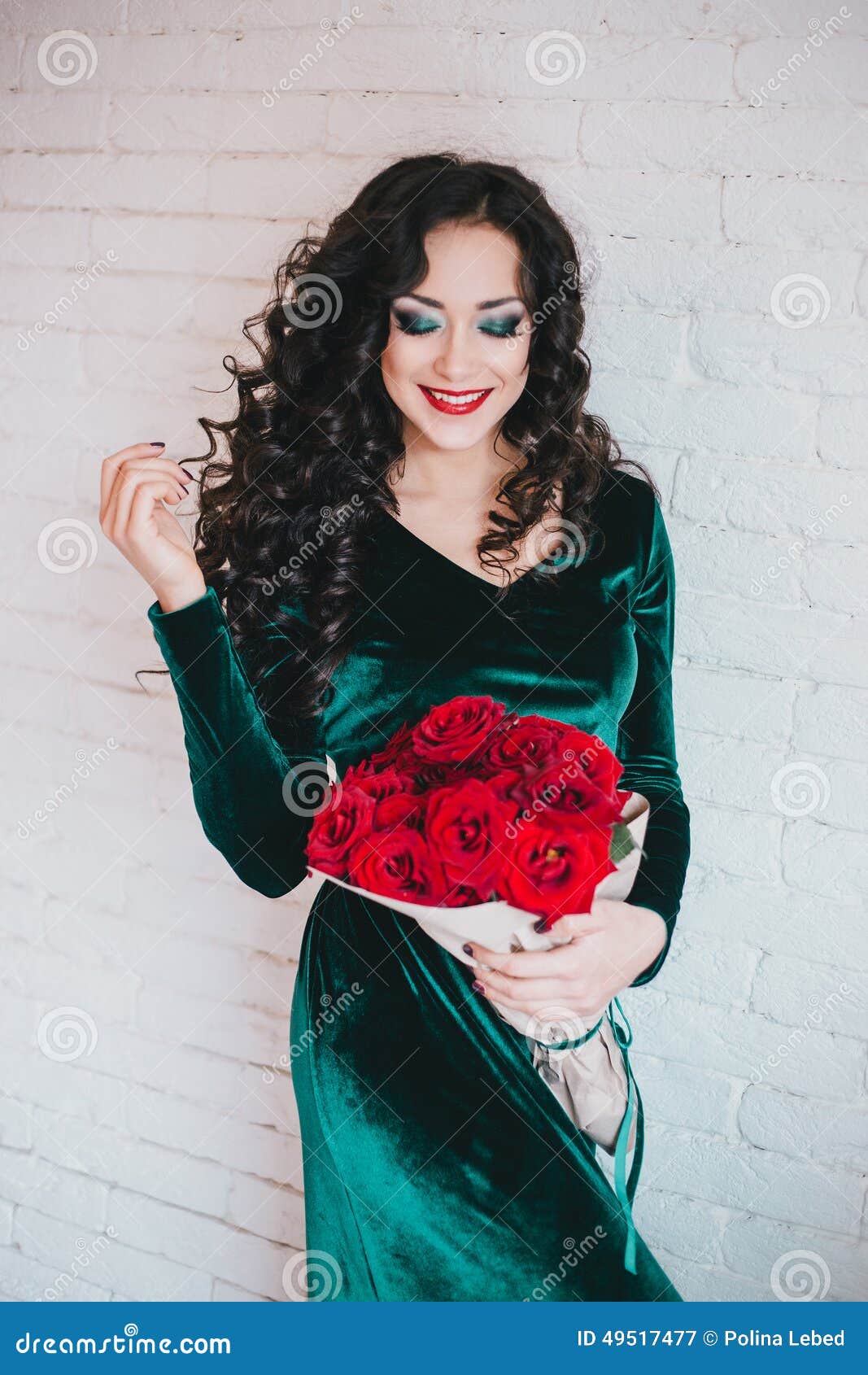 Mujer Un Vestido Verde Y Zapatos Rojos Las Rosas Rojas Imagen de archivo - Imagen de presente, hembra: 49517477