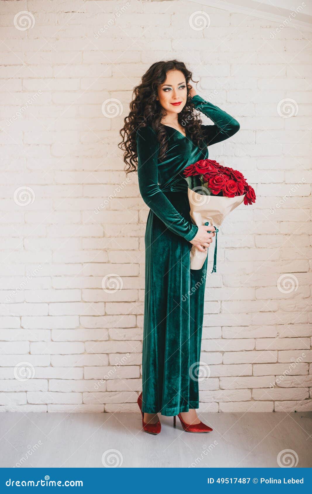 Mujer Hermosa En Un Vestido Verde Con Las Rosas Rojas Fotos de stock - Fotos libres de de Dreamstime