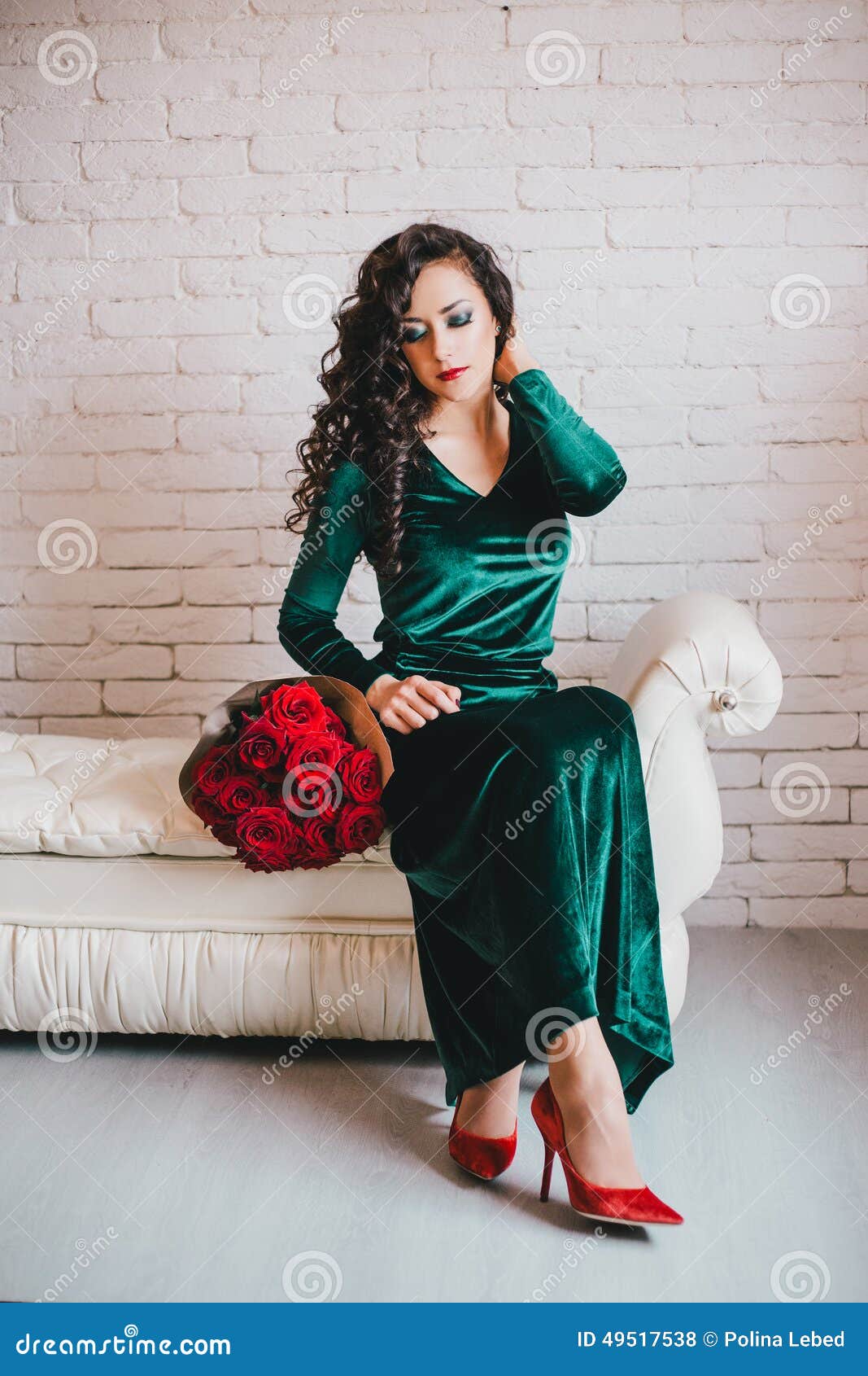 mosaico micrófono Flecha Mujer Hermosa En Un Vestido Verde Y Zapatos Rojos Con Las Rosas Rojas Foto  de archivo - Imagen de felicidad, asimiento: 49517538