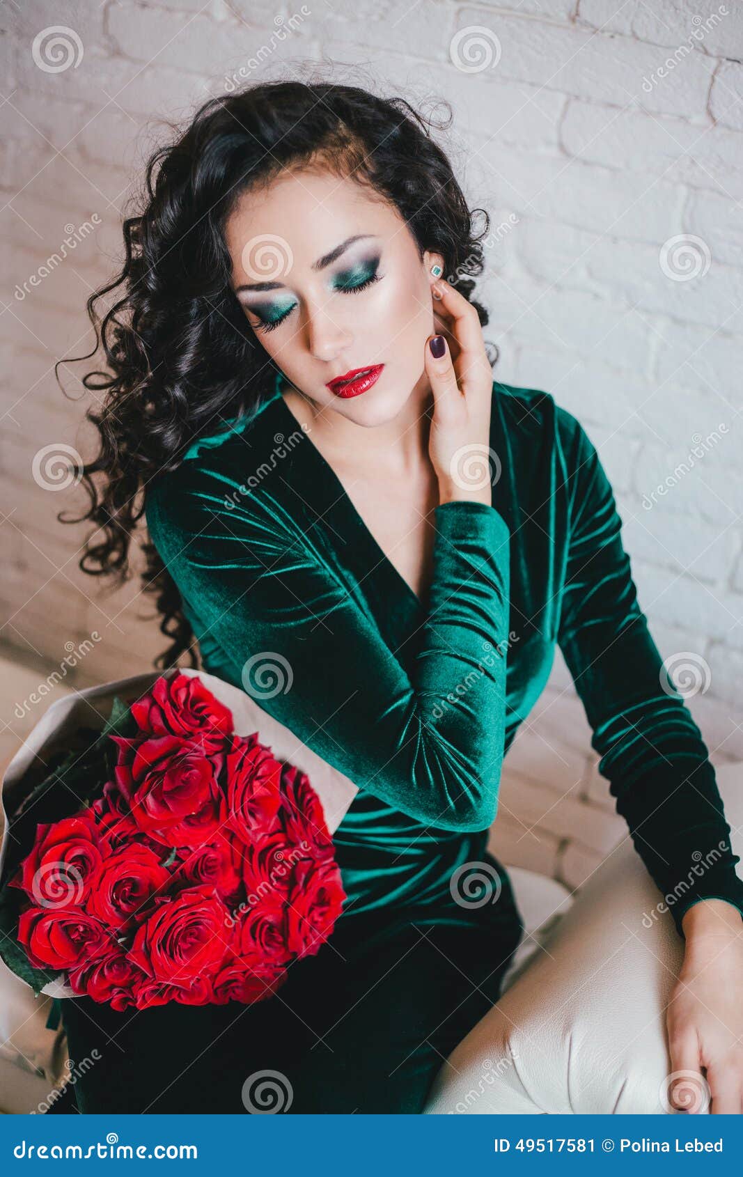 Mujer Hermosa En Un Vestido Verde Zapatos Rojos Rosas Imagen de archivo - Imagen de morena, haga: 49517581
